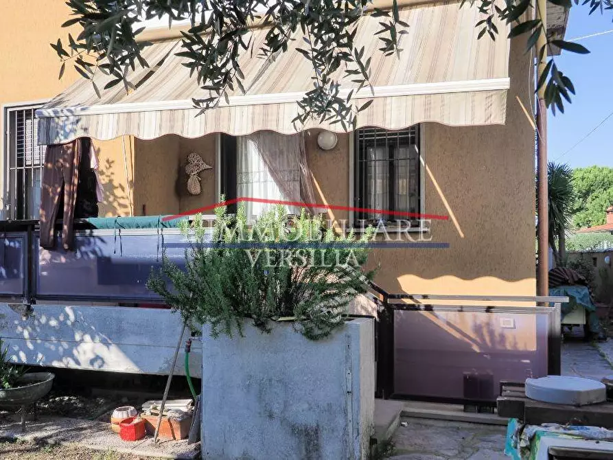 Immagine 28 di Porzione di casa in vendita  a Massa