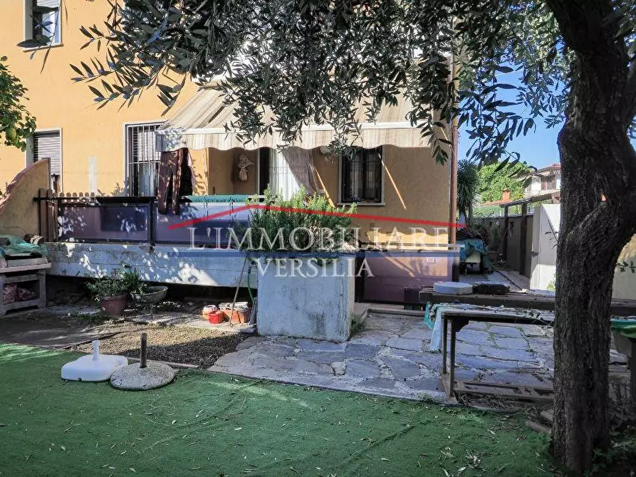 Immagine 2 di Porzione di casa in vendita  a Massa