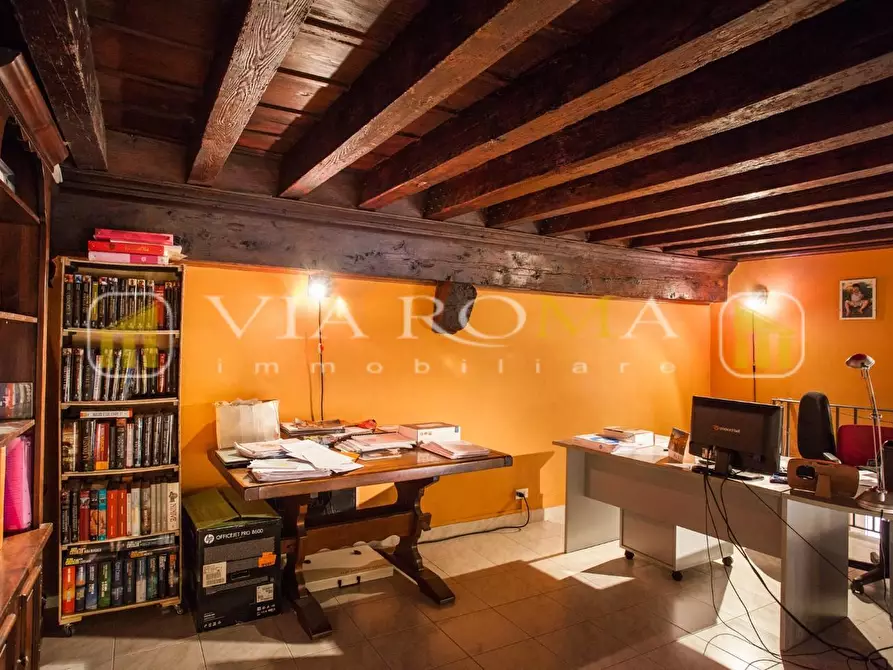 Immagine 5 di Appartamento in vendita  a Lucca