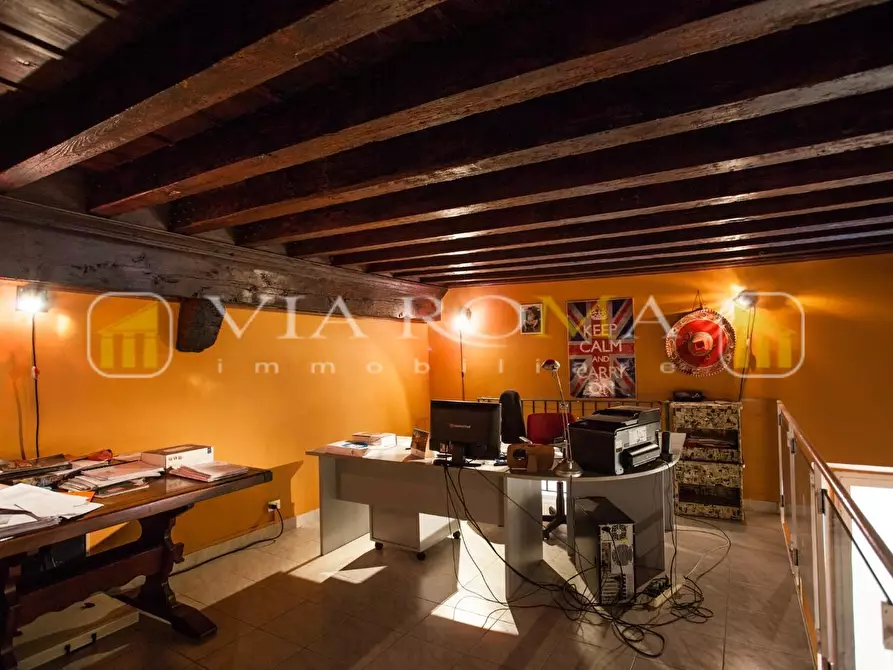 Immagine 4 di Appartamento in vendita  a Lucca