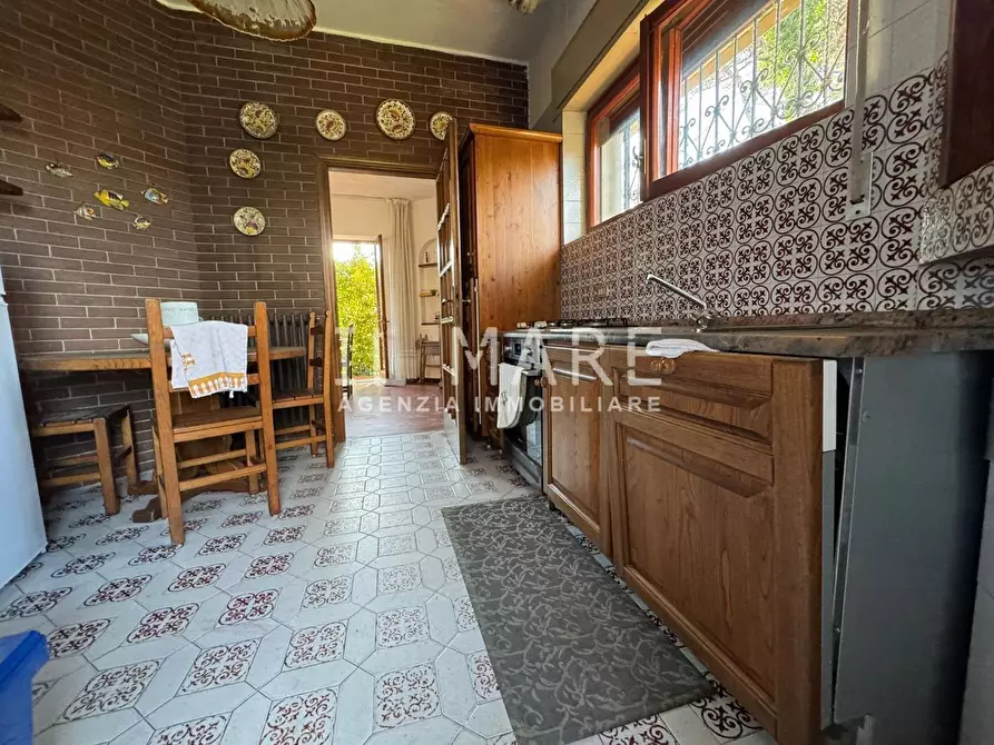 Immagine 12 di Villa in vendita  a Massa