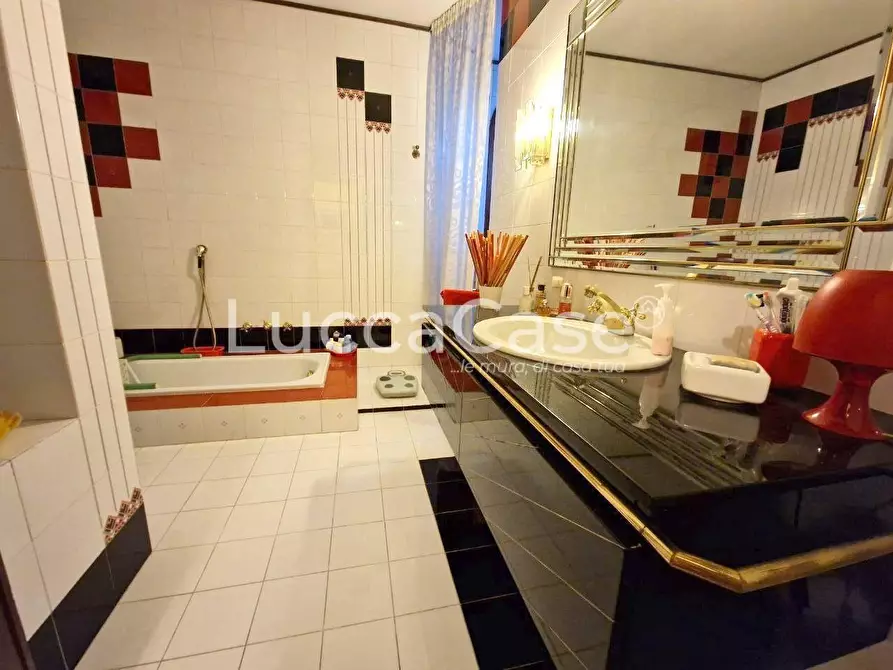 Immagine 21 di Porzione di casa in vendita  a Lucca