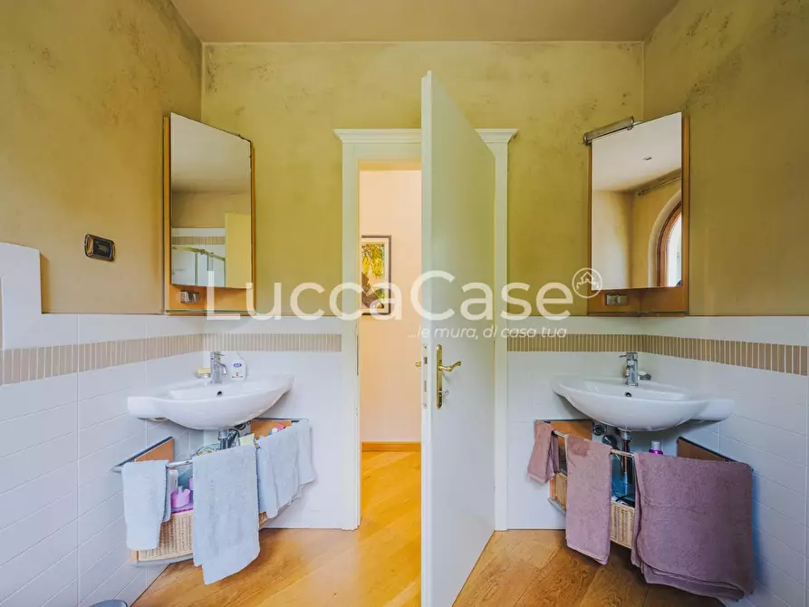 Immagine 19 di Villa in vendita  a Lucca