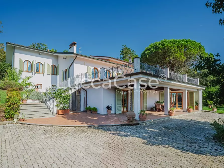 Immagine 1 di Villa in vendita  a Lucca