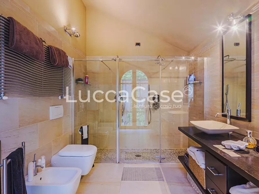 Immagine 37 di Villa in vendita  a Lucca