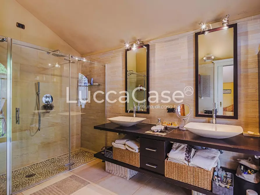 Immagine 36 di Villa in vendita  a Lucca