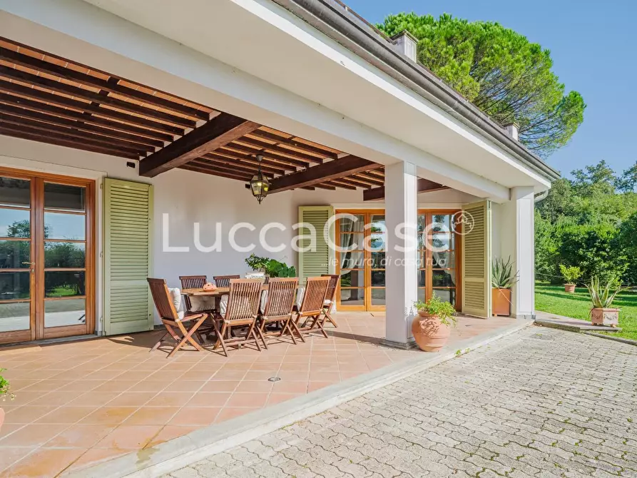 Immagine 3 di Villa in vendita  a Lucca