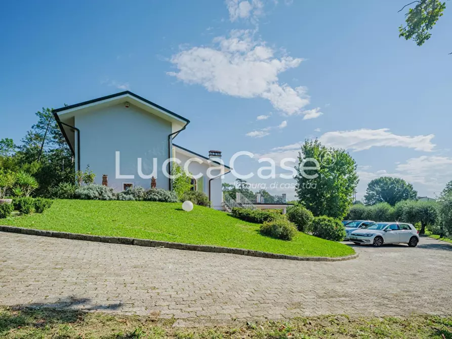 Immagine 38 di Villa in vendita  a Lucca
