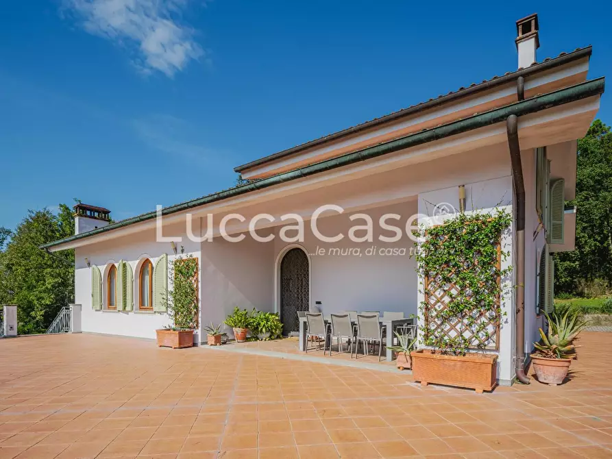 Immagine 25 di Villa in vendita  a Lucca