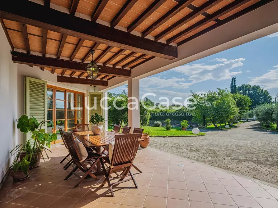 Immagine 4 di Villa in vendita  a Lucca