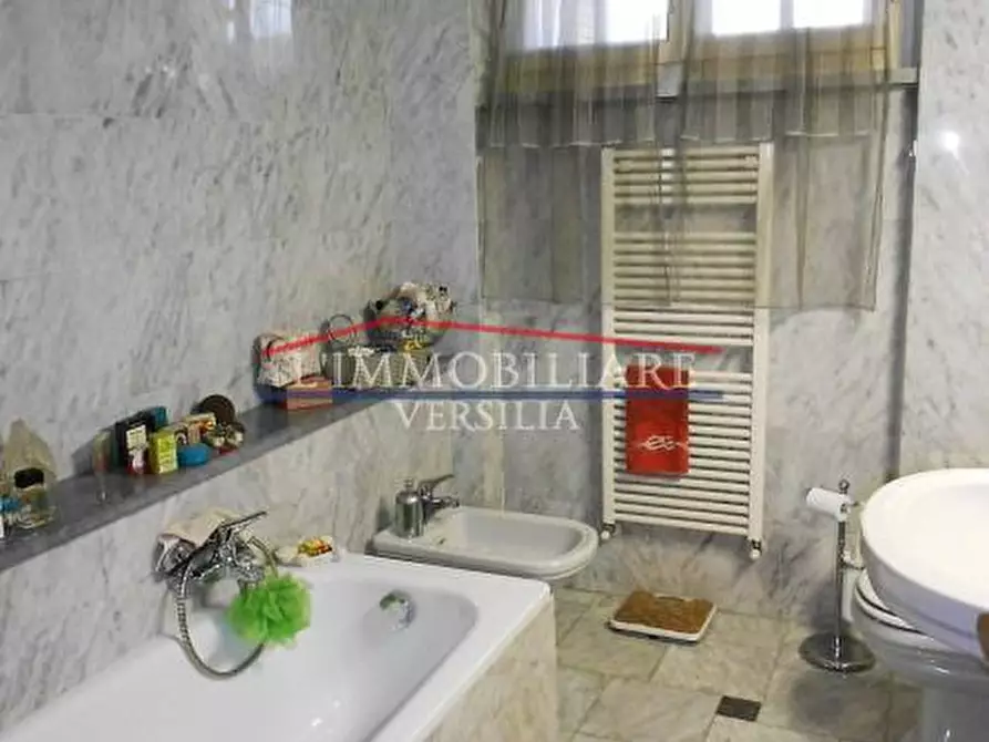 Immagine 21 di Porzione di casa in vendita  a Massa