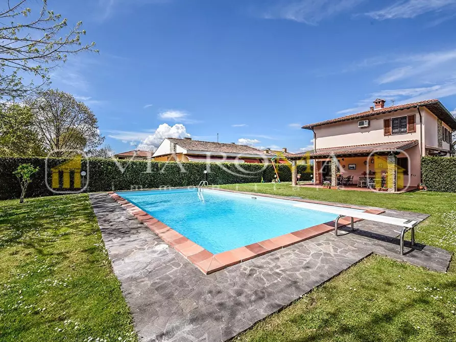 Immagine 31 di Villa in vendita  a Lucca