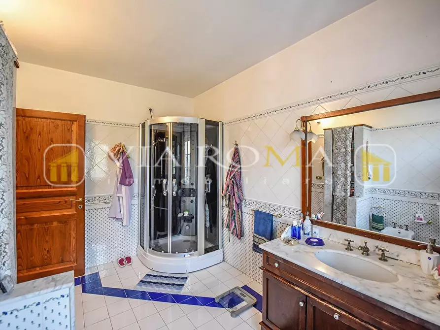 Immagine 16 di Villa in vendita  a Lucca