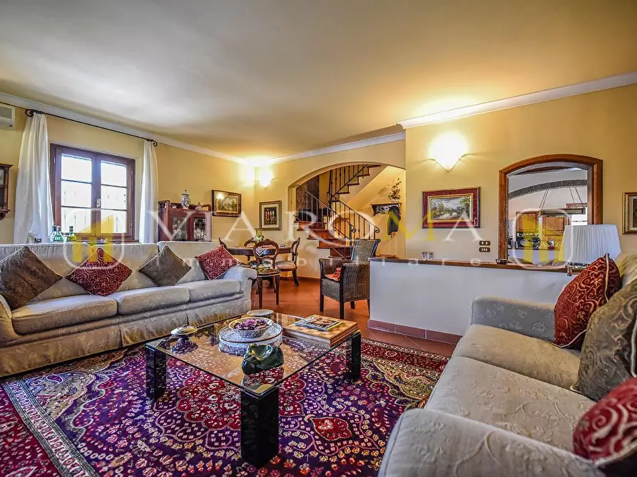 Immagine 9 di Villa in vendita  a Lucca