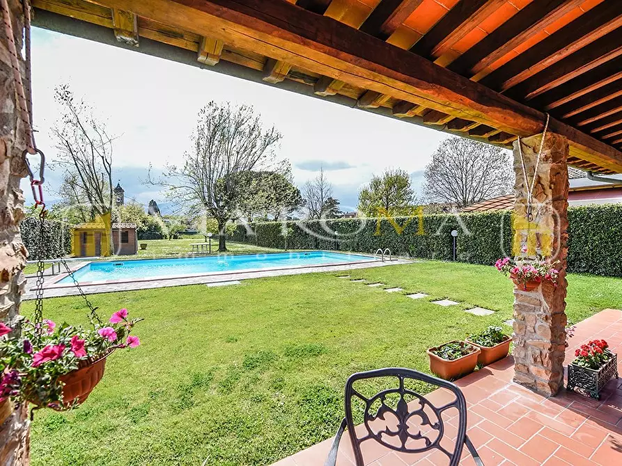 Immagine 37 di Villa in vendita  a Lucca
