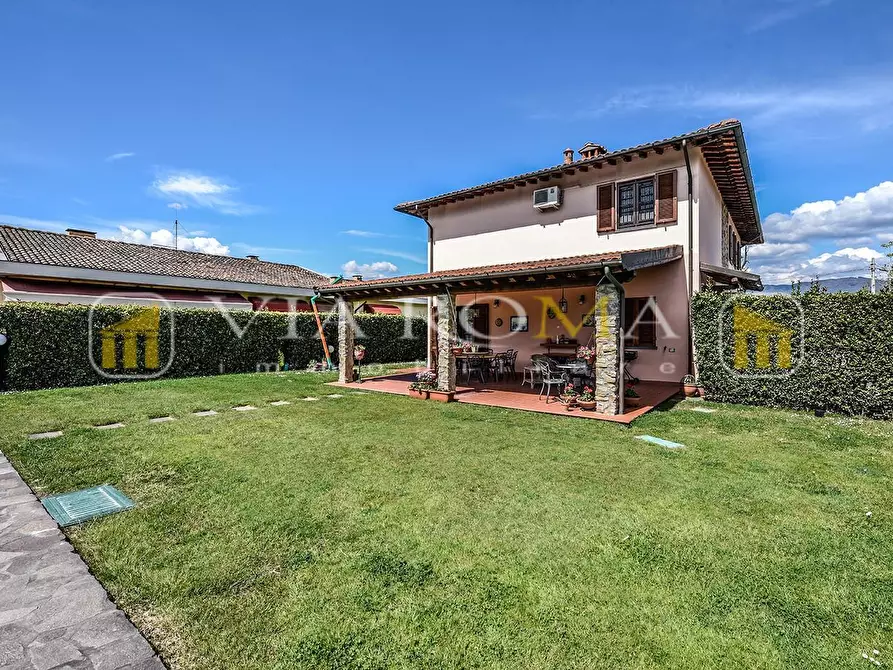 Immagine 25 di Villa in vendita  a Lucca