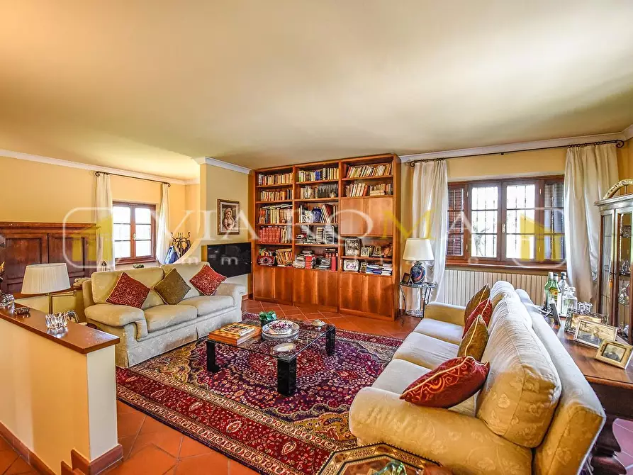 Immagine 1 di Villa in vendita  a Lucca