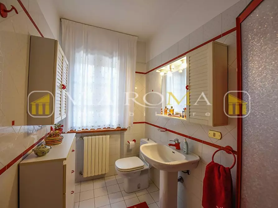 Immagine 11 di Villa in vendita  a Lucca