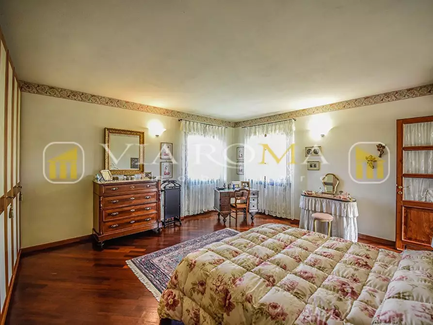 Immagine 18 di Villa in vendita  a Lucca