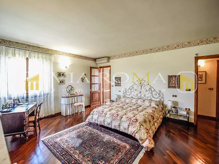 Immagine 20 di Villa in vendita  a Lucca