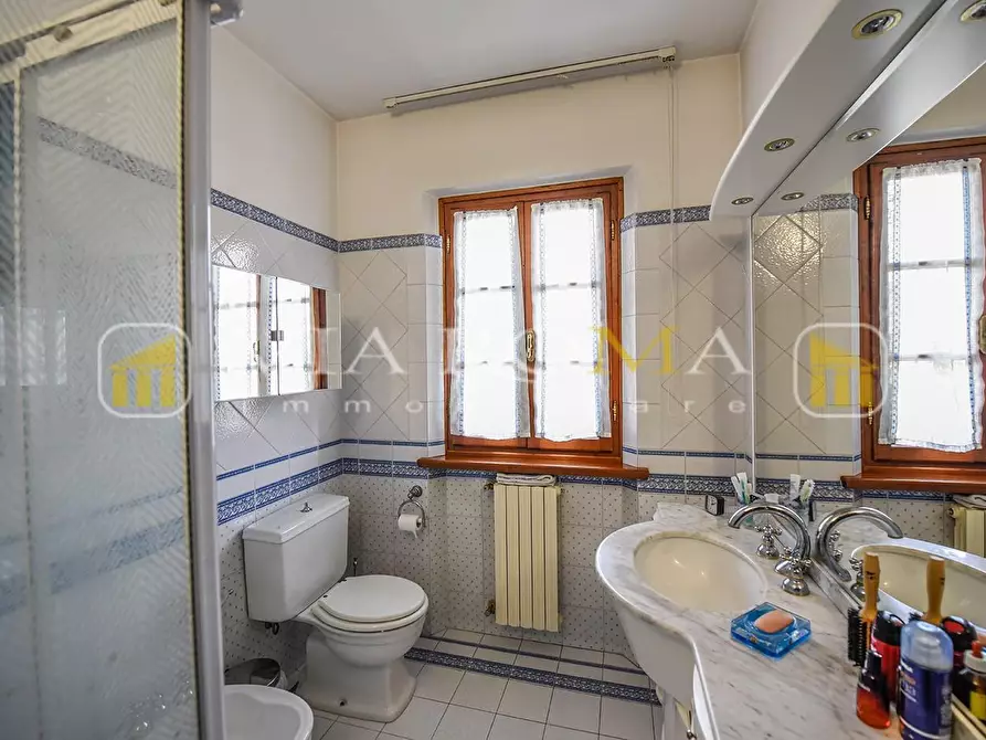 Immagine 15 di Villa in vendita  a Lucca
