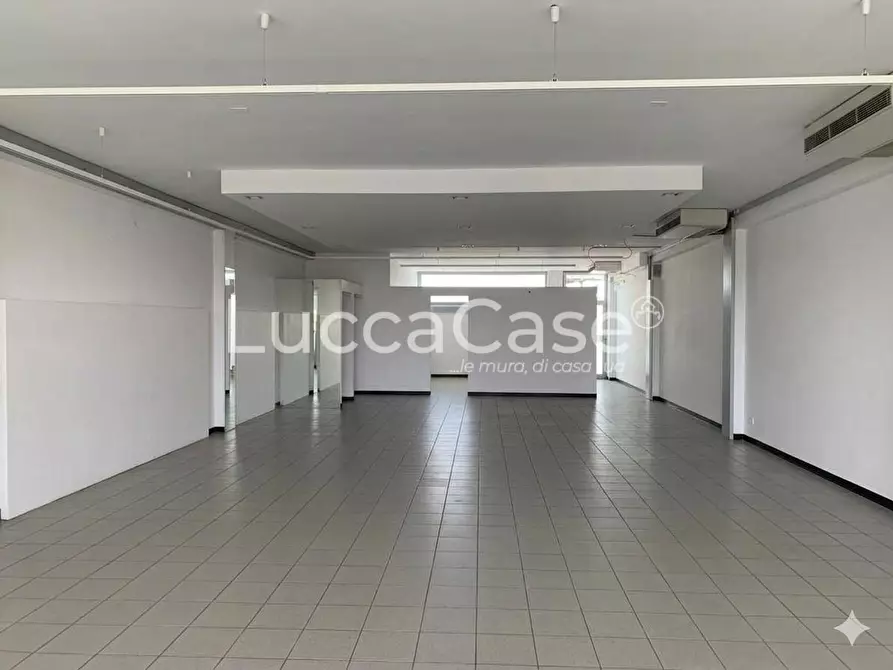 Immagine 3 di Locale commerciale in affitto  a Capannori