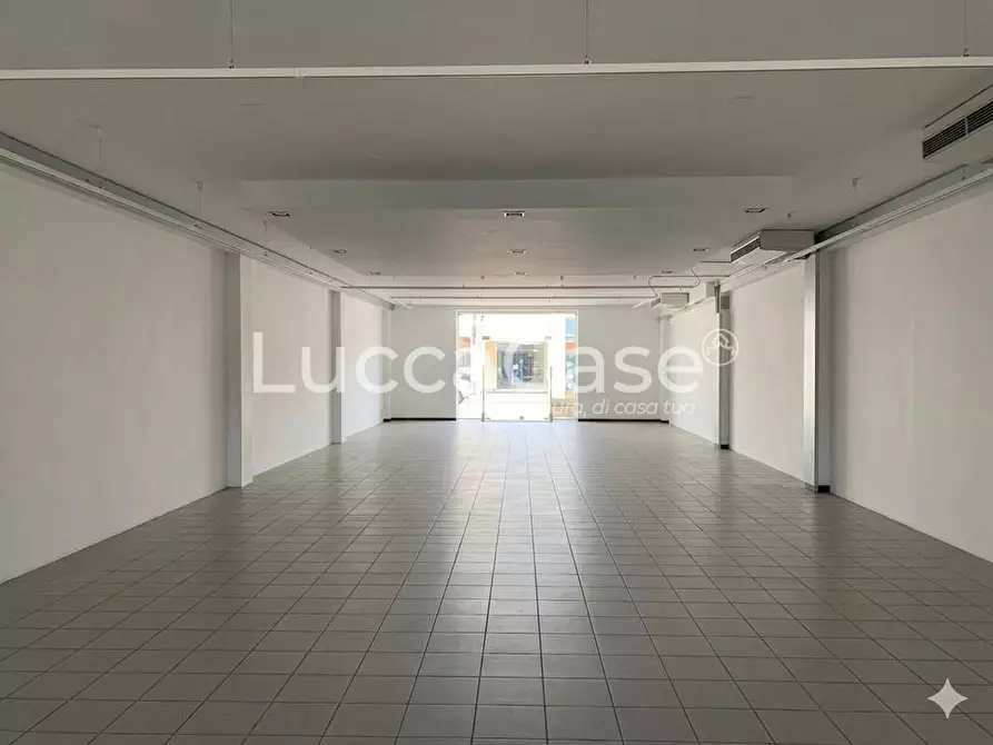 Immagine 1 di Locale commerciale in affitto  a Capannori