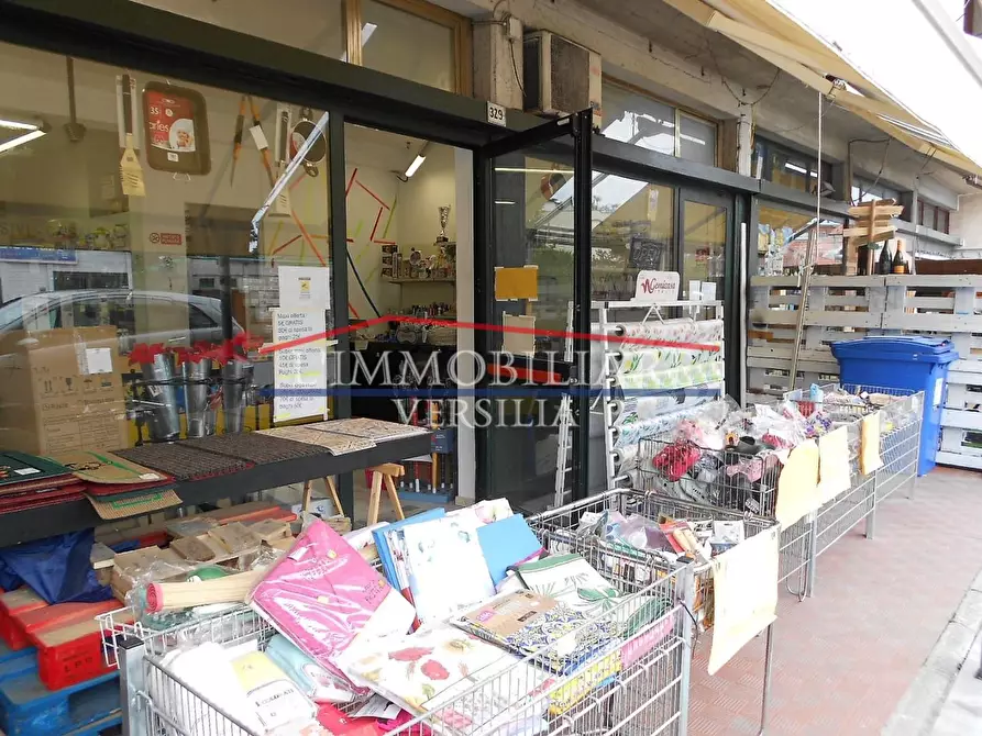 Immagine 2 di Attività commerciale in vendita  a Massa