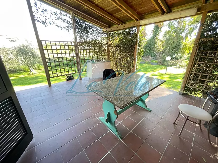 Immagine 9 di Villa in vendita  a Carrara