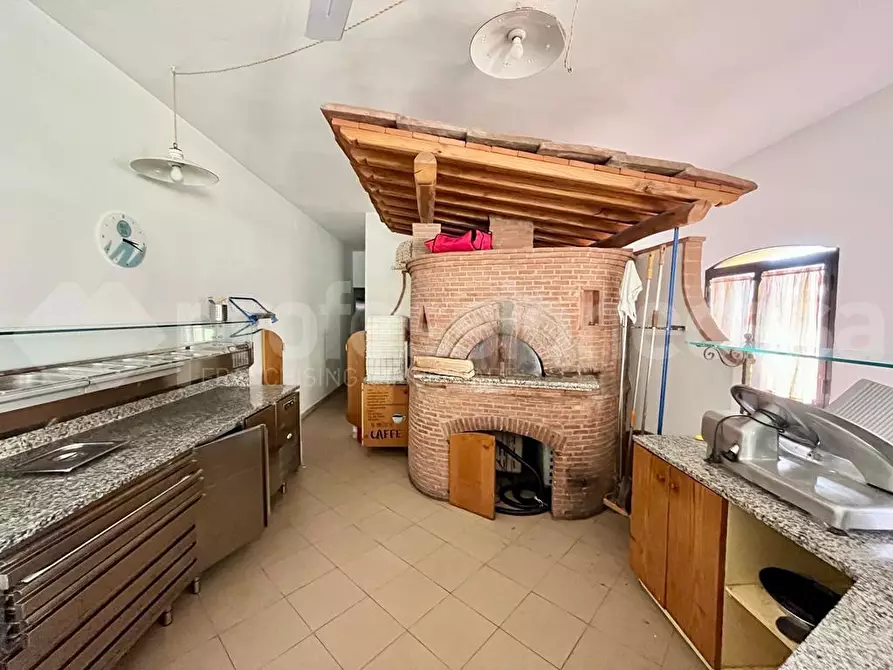 Immagine 2 di Locale commerciale in affitto  a Pisa