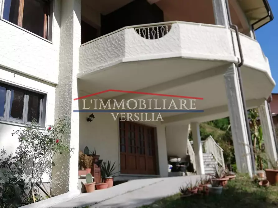 Immagine 2 di Villa in vendita  a Carrara