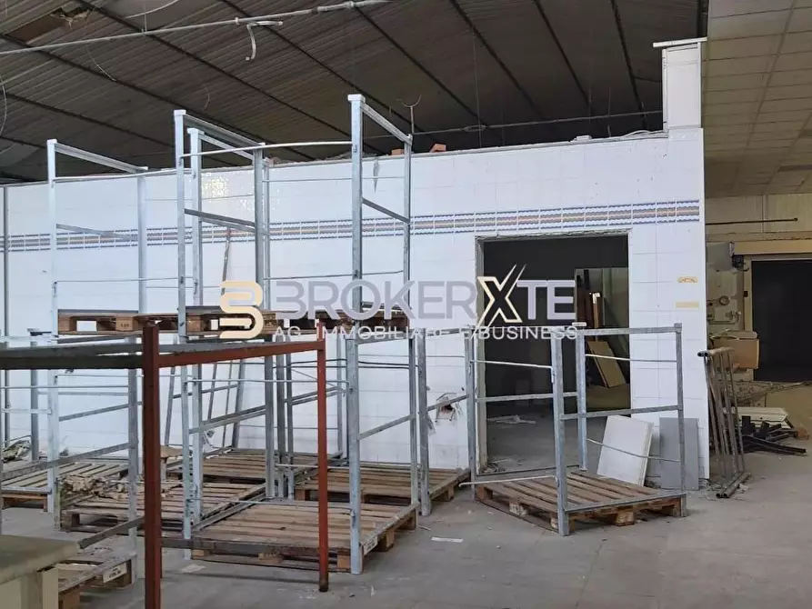 Immagine 12 di Attività artigianale in affitto  a Massa