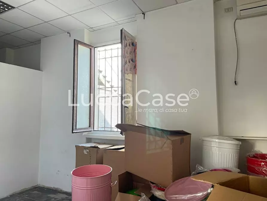 Immagine 18 di Negozio in vendita  a Viareggio