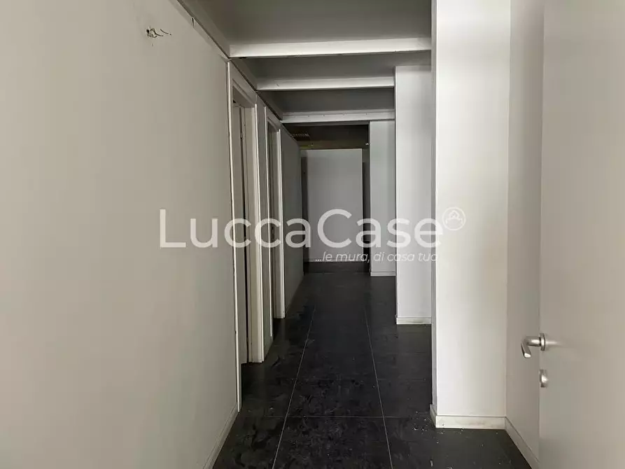 Immagine 4 di Negozio in vendita  a Viareggio