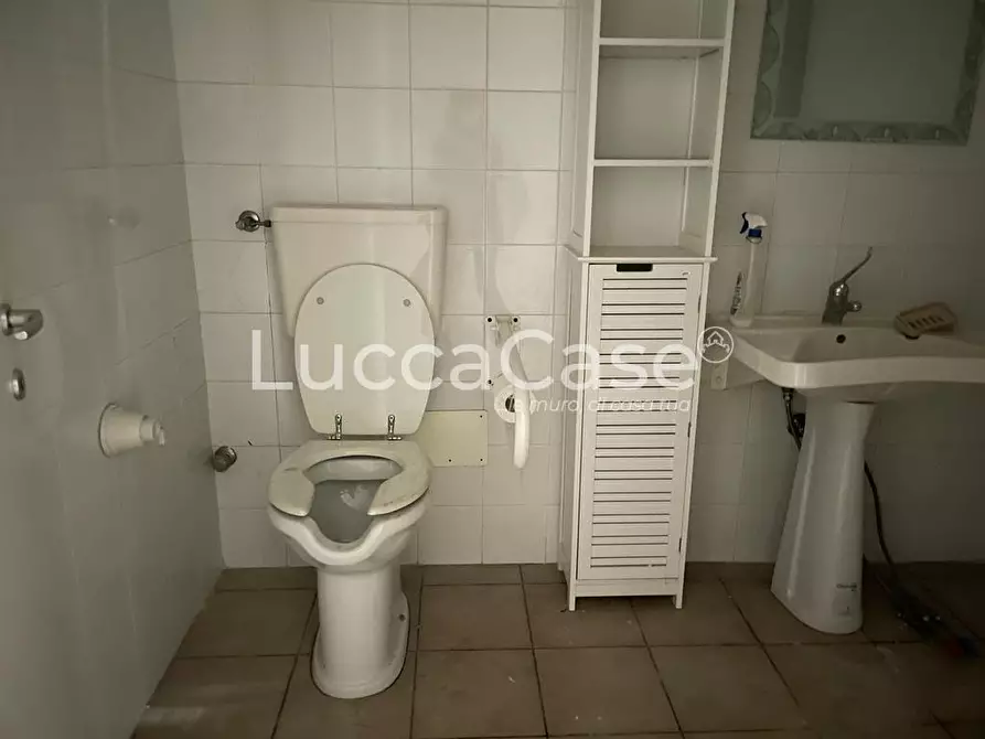 Immagine 12 di Negozio in vendita  a Viareggio