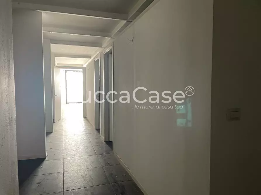 Immagine 9 di Negozio in vendita  a Viareggio