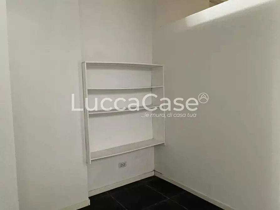 Immagine 7 di Negozio in vendita  a Viareggio