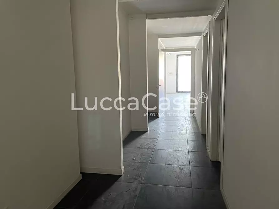 Immagine 10 di Negozio in vendita  a Viareggio