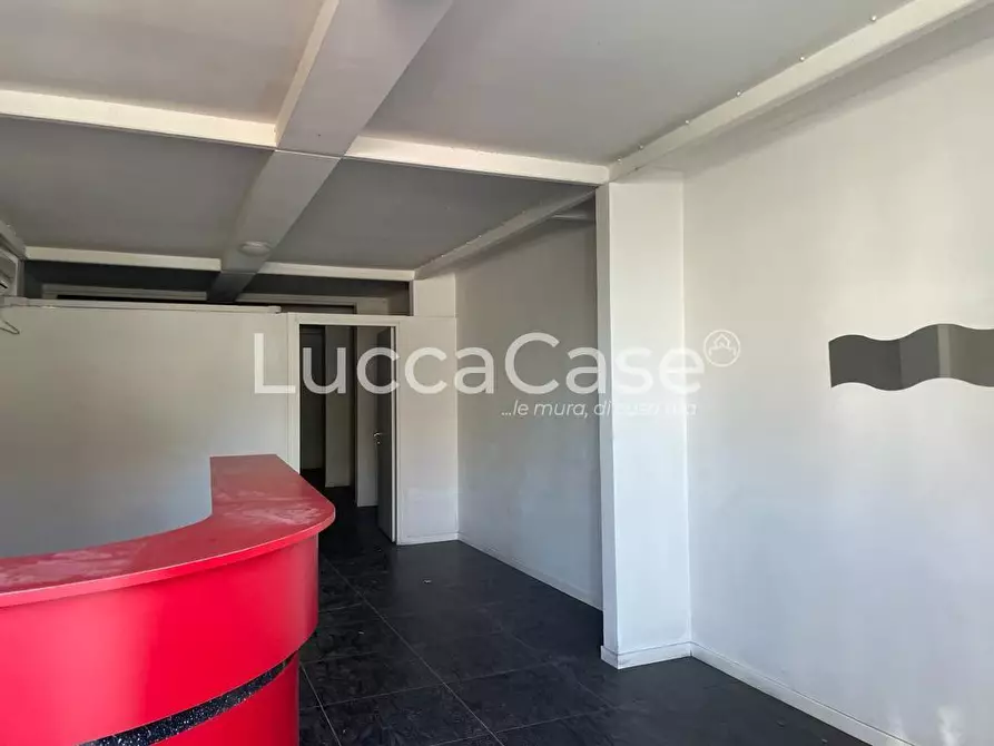 Immagine 3 di Negozio in vendita  a Viareggio