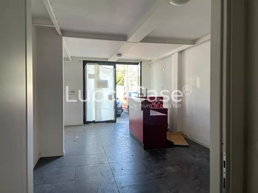 Immagine 2 di Negozio in vendita  a Viareggio