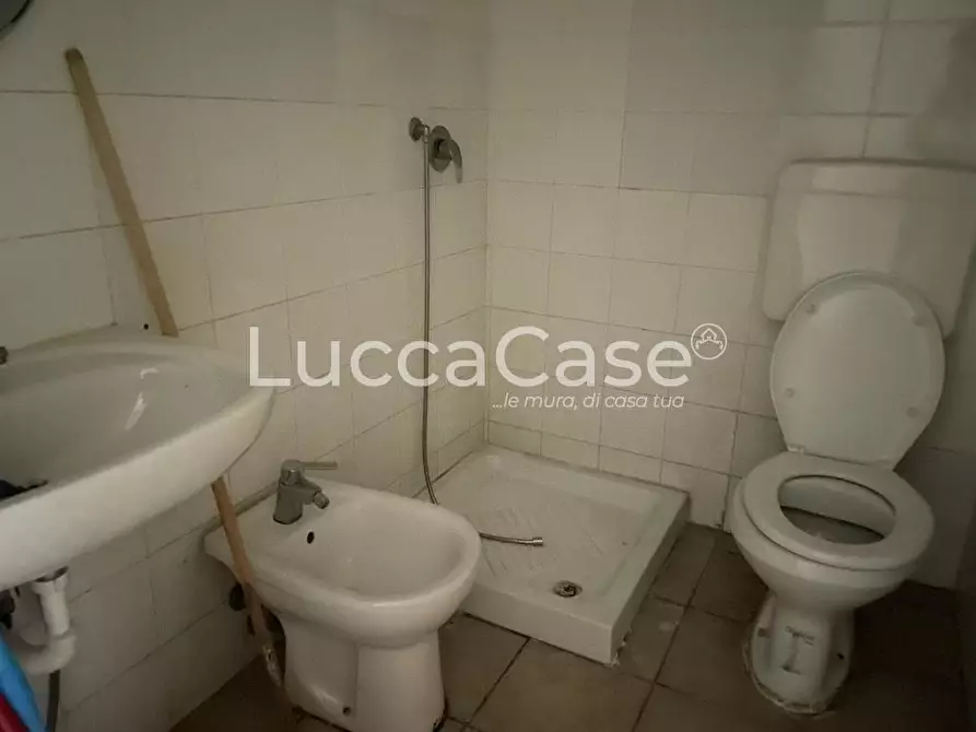 Immagine 13 di Negozio in vendita  a Viareggio