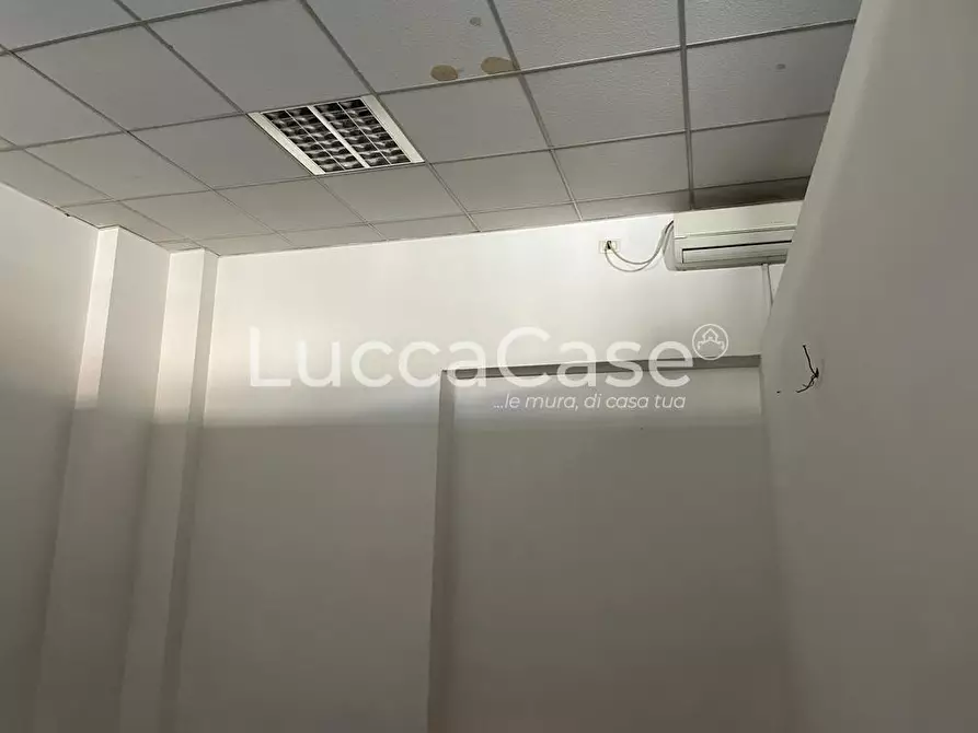 Immagine 17 di Negozio in vendita  a Viareggio