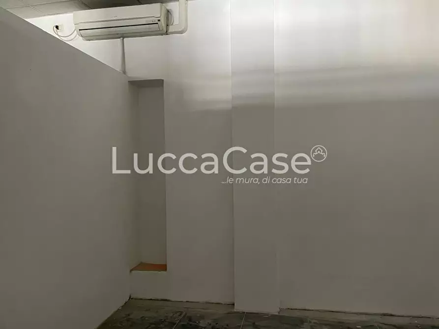 Immagine 20 di Negozio in vendita  a Viareggio