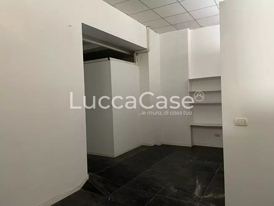 Immagine 6 di Negozio in vendita  a Viareggio