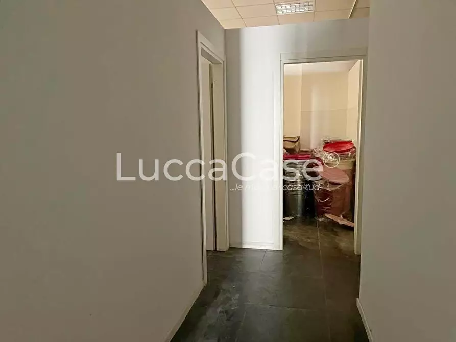 Immagine 8 di Negozio in vendita  a Viareggio