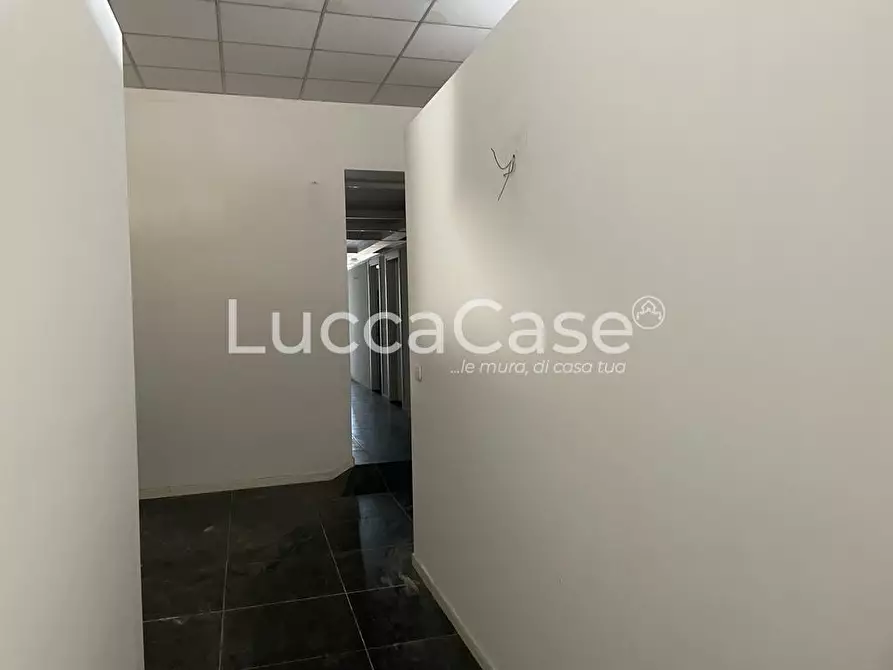 Immagine 19 di Negozio in vendita  a Viareggio