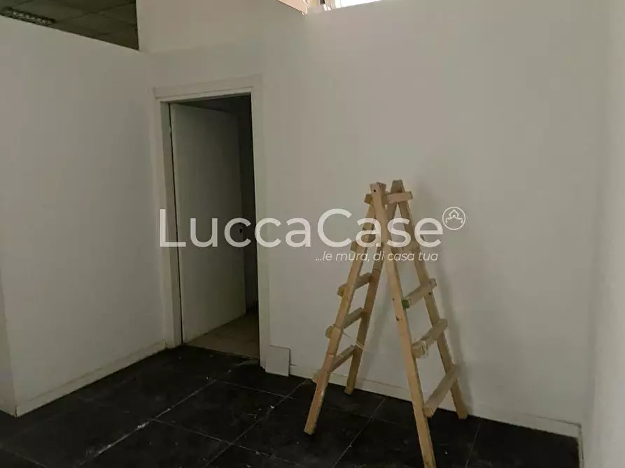 Immagine 5 di Negozio in vendita  a Viareggio