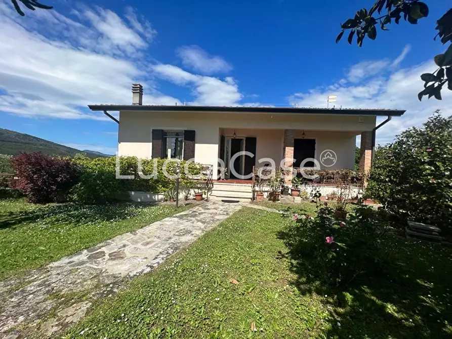 Immagine 6 di Villa in vendita  a Capannori