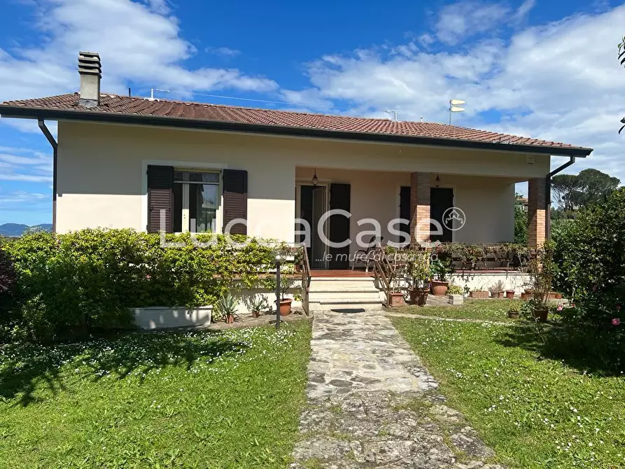 Immagine 8 di Villa in vendita  a Capannori