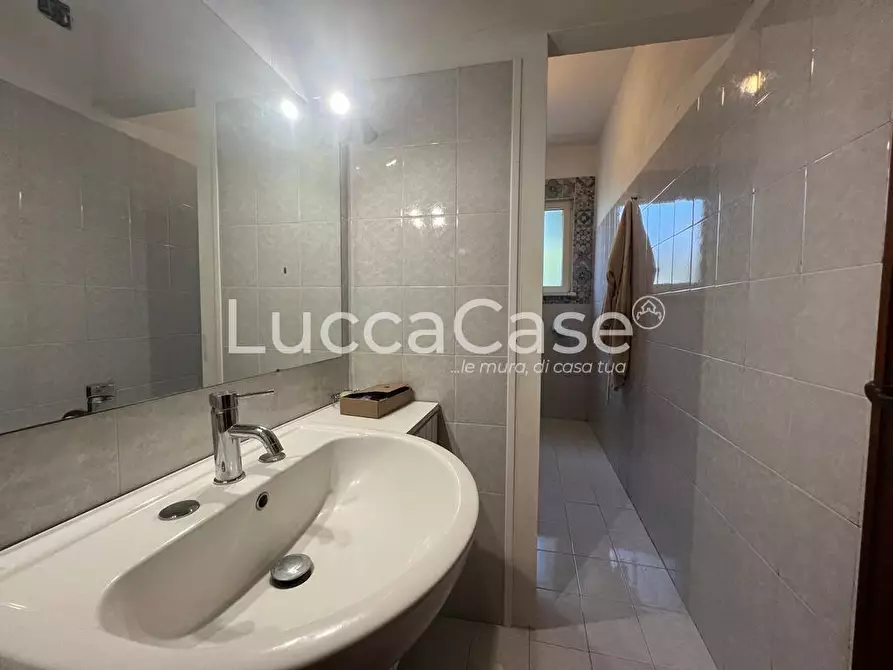 Immagine 43 di Villa in vendita  a Capannori